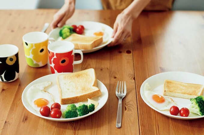 お皿にパンや野菜など