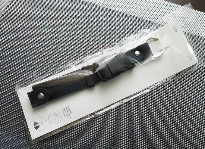 「ジャケットホルダー」（330円）、カラー：ブラック、素材：合成皮革、サイズ（約）：長さ38cm