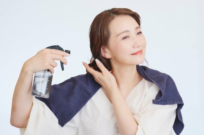 髪を濡らす女性