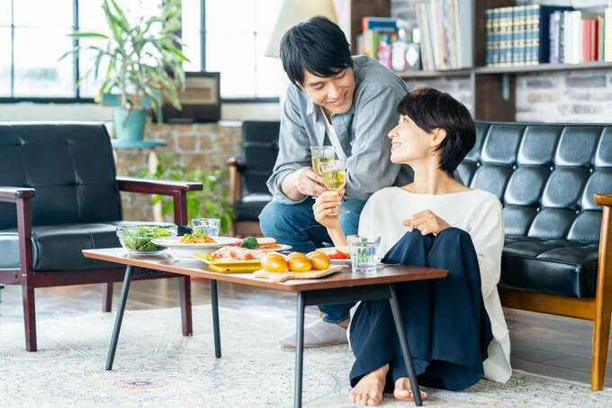 乾杯をする男女