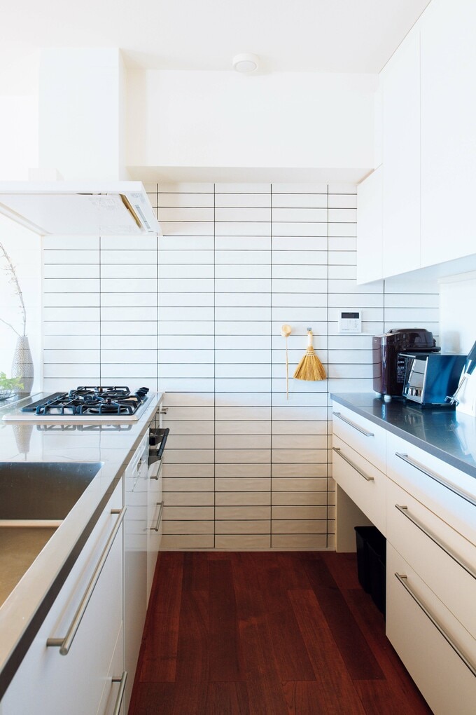 棚や壁は白で統一