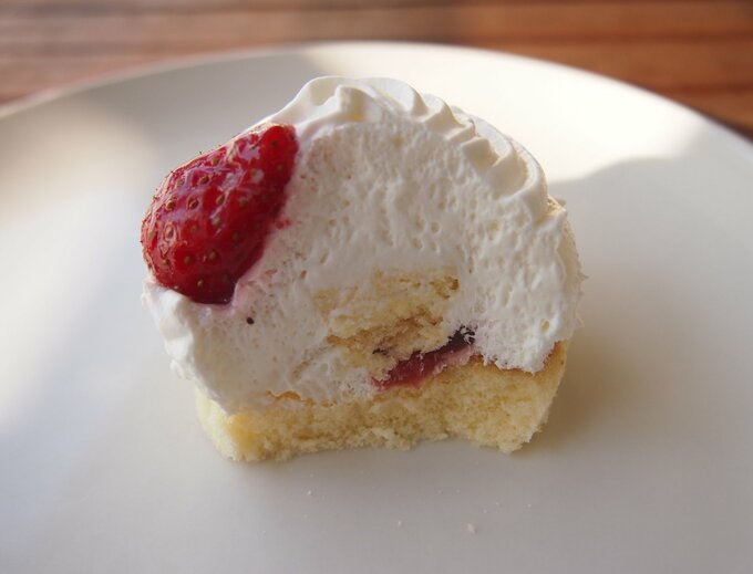 苺の冠雪ショートケーキ中身