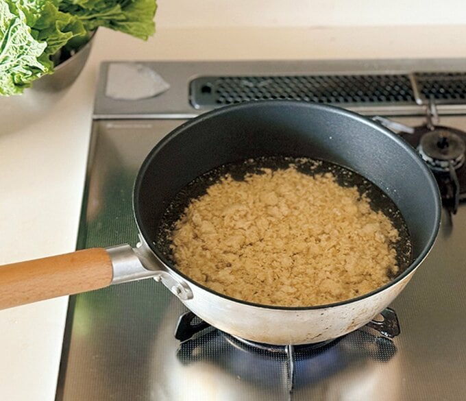 フライパンで調理をする様子