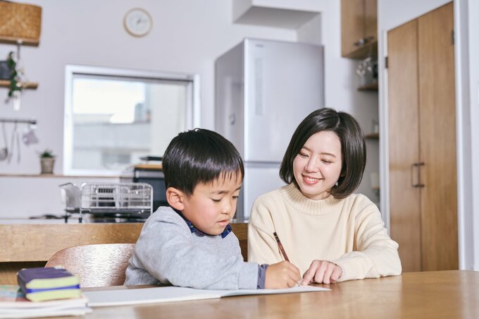 宿題する親子