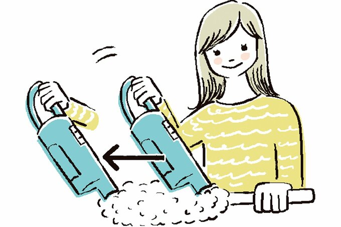ハンディモップを掃除機で掃除する女性