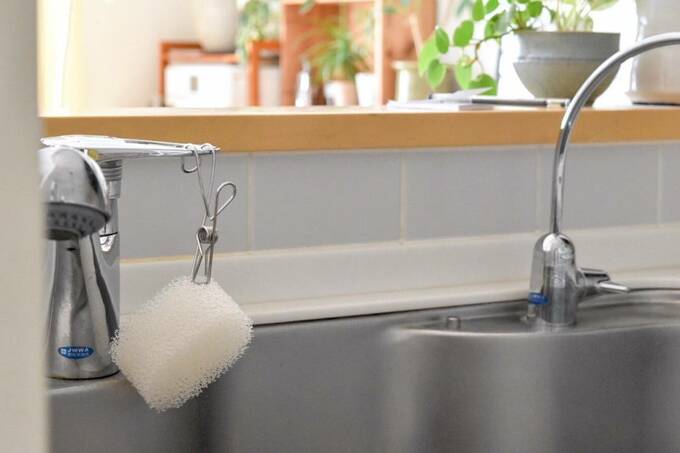 シンクにスポンジをつるす