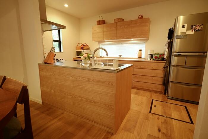 キッチンの吊り戸棚は、引き戸＆コンパクトが使いやすい。納得の理由を