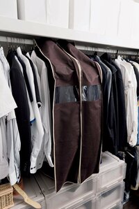 夫のクローゼットは洋服カバーで仕切り&簡単衣替え