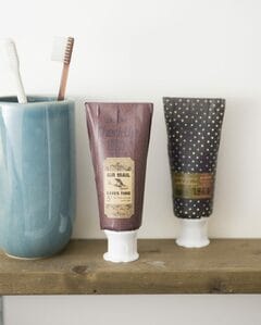 生活感の出る歯みがき粉チューブには濃い色のマステをはりつける