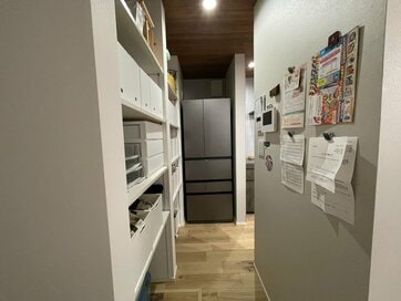 キッチン横の「ウォークスルーパントリー」でLDKがすっきり、家事ラクの間取りに