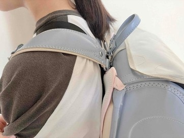 セリアの「保冷剤ポケット」で背中が涼しい。ランドセルやリュックにも使える優秀品