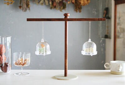 「天秤」がヒント。クリアドームのハンギングスタンドをDIY