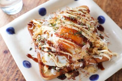 料理家が何度も自宅でつくる卵レシピ3つ。目玉焼きをのせたトーストが絶品