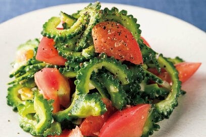「ゴーヤ」を手軽においしく食べる常備菜レシピ。トマトと合わせてさっぱりサラダにも