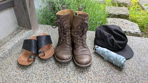 シュッとひと吹きで安心。 雨や紫外線から傘と革靴を守る「スプレー習慣」