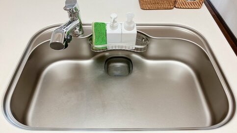 当たり前にある「排水口のフタ」を取るだけ。キッチンやお風呂掃除が劇的にラクに
