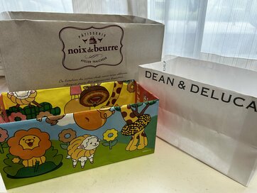 捨てられない「紙袋」の活用術。おしゃれな整理ボックスとブックカバーに早変わり