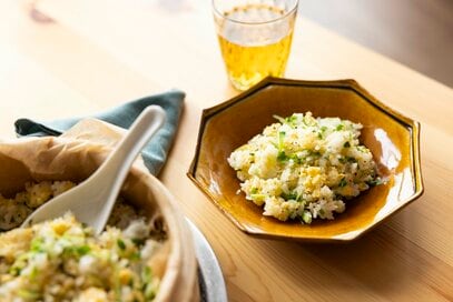 せいろで10分蒸すだけの「炒めないチャーハン」レシピ。タマネギが甘くなる