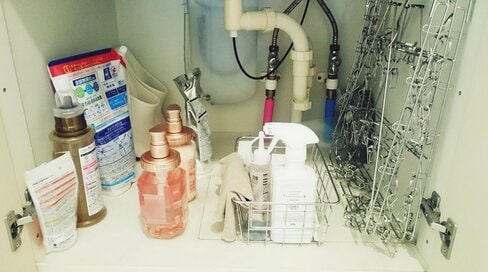 洗面所の収納にストックを詰め込むと幸せになれない。「多すぎ」を脱出するコツ