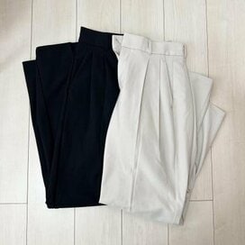 アラフォーが2色買い！GU名品「タックワイドパンツ」。オンオフ万能で着まわしに便利