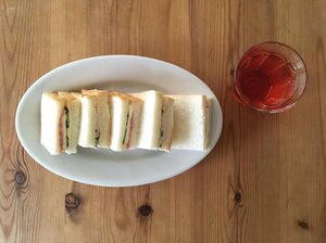 サンドイッチのパンには、白と赤を片面ずつ塗ってサンド