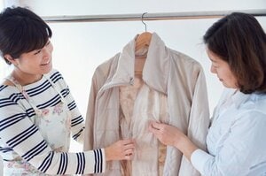 裏返して形を整え、日陰でハンガー干し