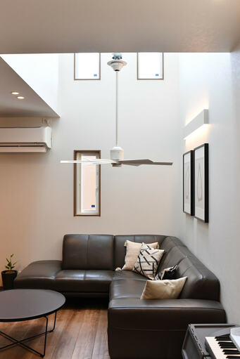 下がったシーリングファンとソファ