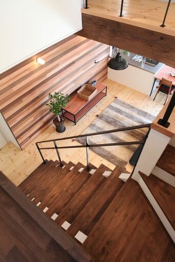 階段上部から階下を見下ろす