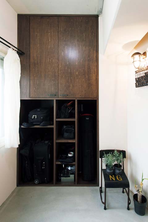 機材などを収納できる造作の棚