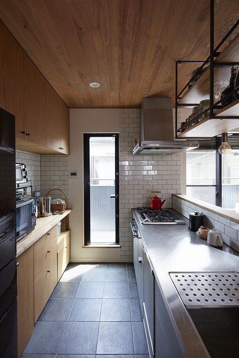 バルコニーにつながるキッチン