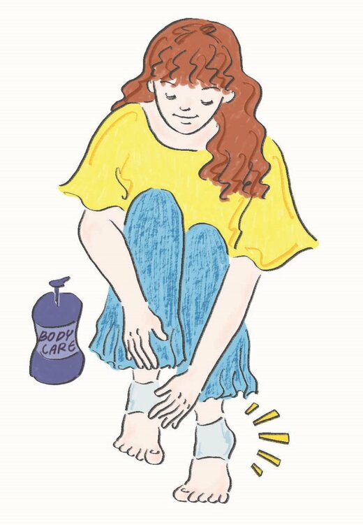 フットケアをする女性