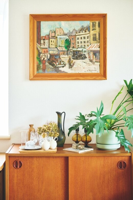 棚の上に飾られた雑貨と壁に飾られた絵画