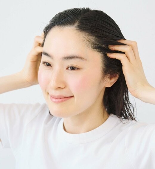 洗いながら頭皮マッサージをしている