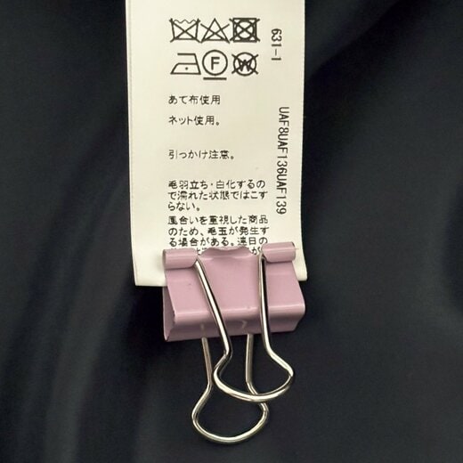 クリップで留められている洋服の洗濯表示タグ