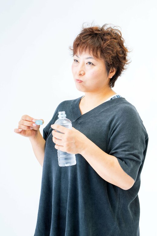 舌の後ろに流し込んで10秒待つ。 唾液の分泌でのどがうるおう