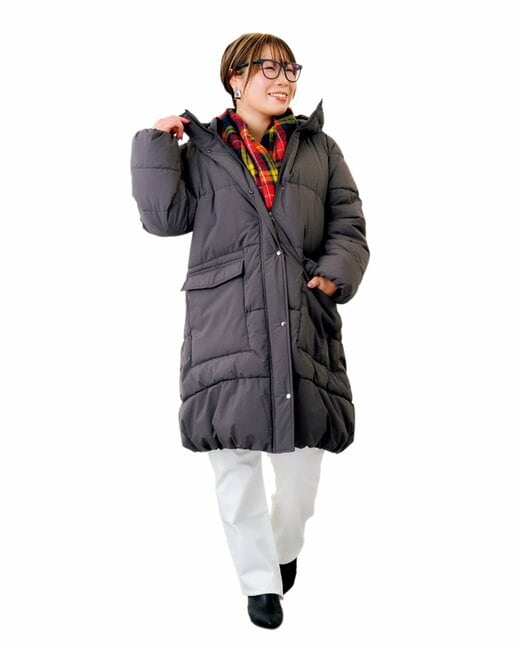 ダウンジャケットとマフラーを身にまとった女性