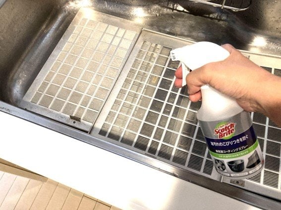 乾いたらコーティングスプレーをかけます。