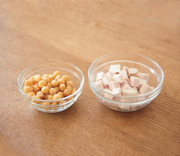 肉や豆類を混ぜる