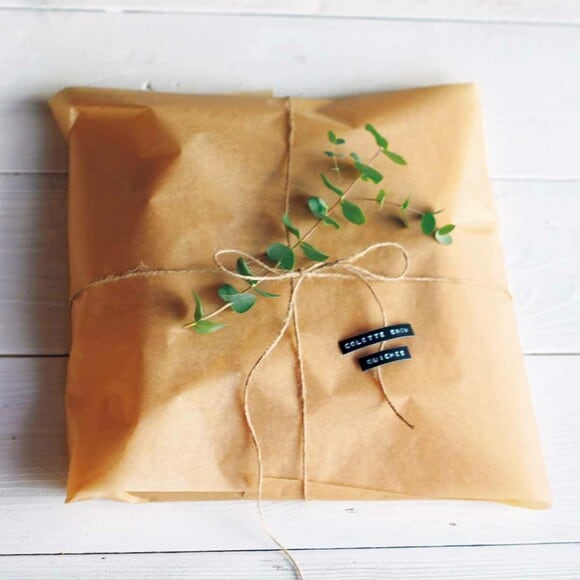 カッティングボードごとクッキングシートで包み、麻ひもで飾ります