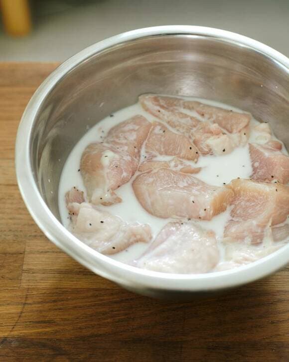 ボウルに鶏肉