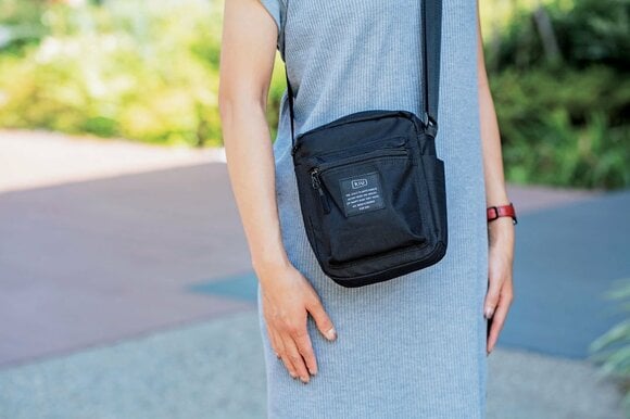 黒の斜め掛けバッグ