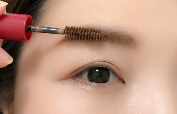 眉全体にマスカラを塗っていきます