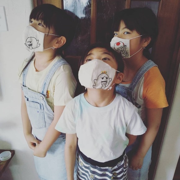 マスクをした子ども3人