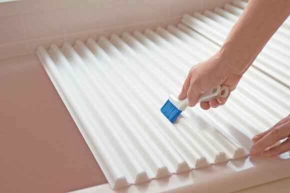 <浴室の壁や床など>目地についた軽いカビならゴシゴシ洗いでキレイに