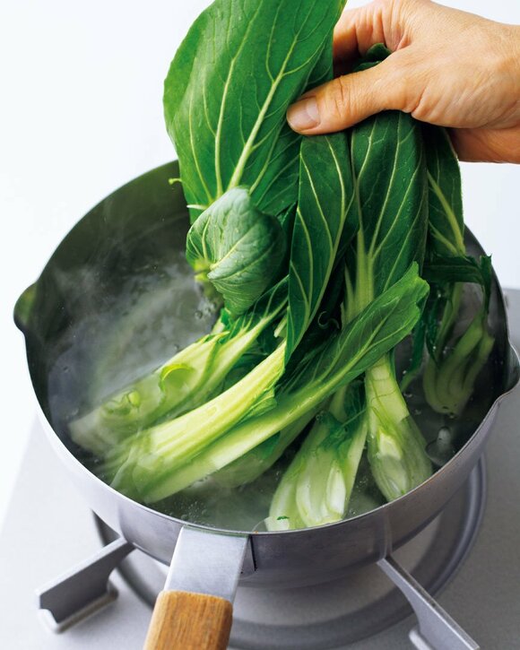 チンゲンサイをお鍋に入れる様子