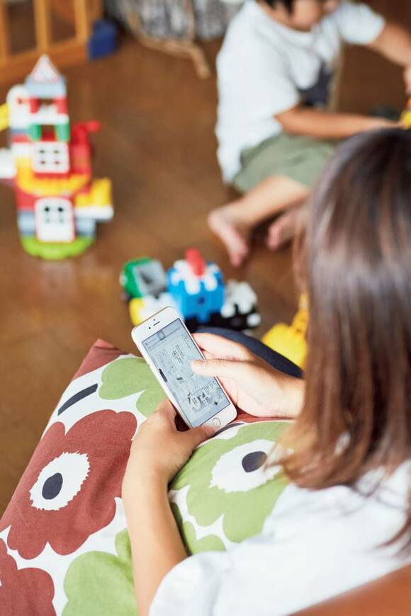 女性スマホいじる