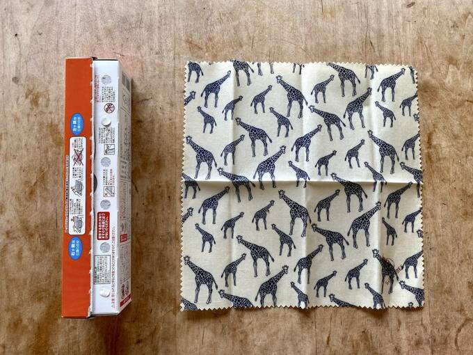 プラスチックのラップ(左)とみつろうラップ(右)