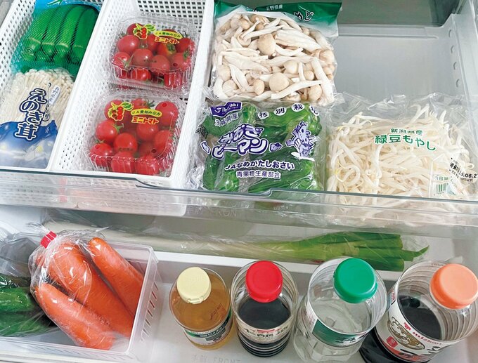 大きさや形状ごとに分けて食品が保存された冷蔵庫の野菜室