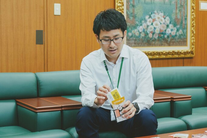 商品を取り出す男性