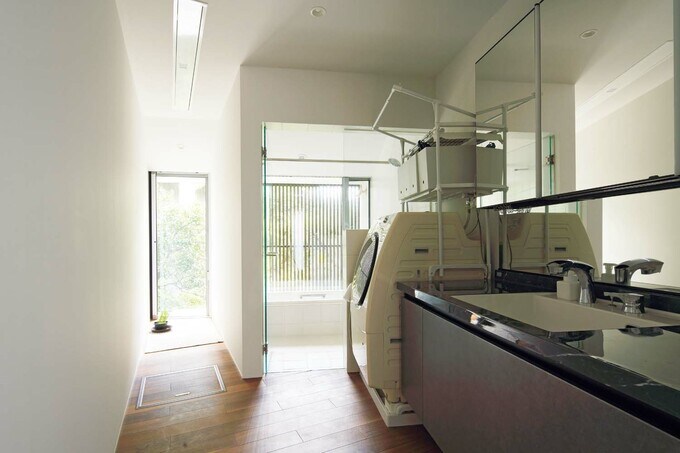 西側の庭に臨む1階の洗面・浴室